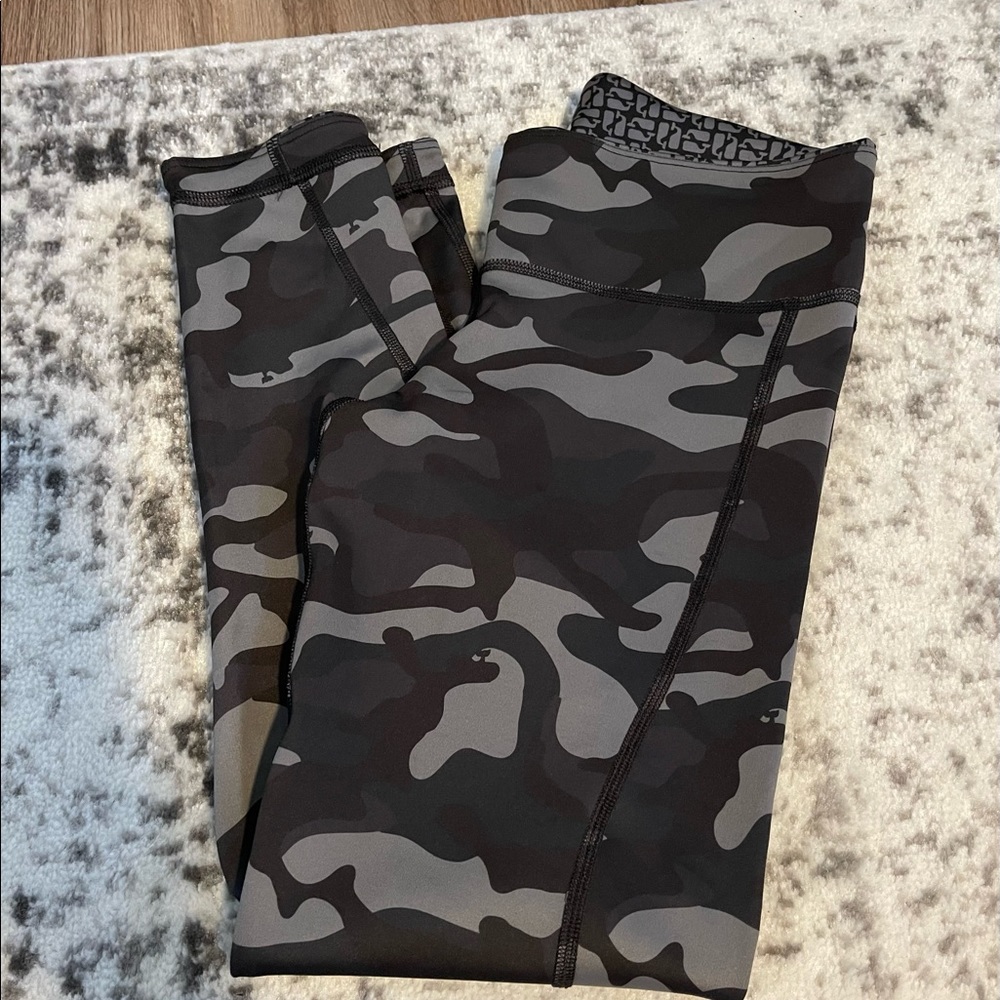 Vineyard vines reversible cropped leggings. Size small.